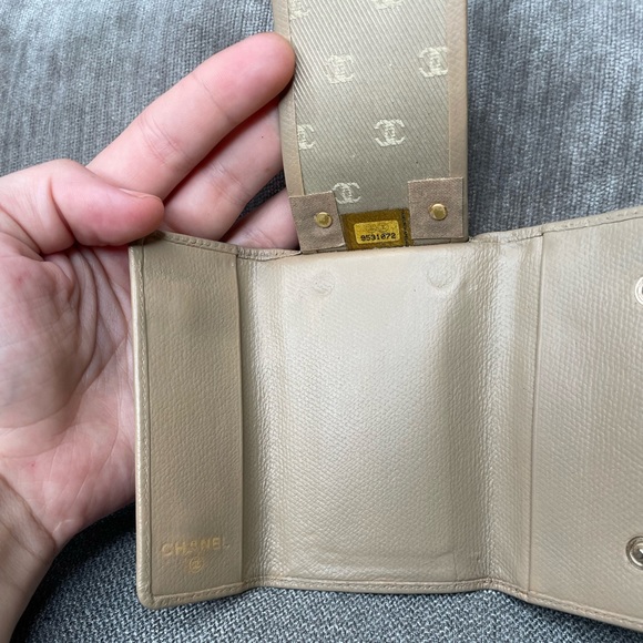 Gorgeous Chanel 6-Ring Keyholder in Excellent Condition! - Picture 4 of 12